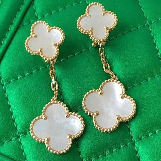 CLOVER WHITE MOP EARRINGS 2 MOTIFS